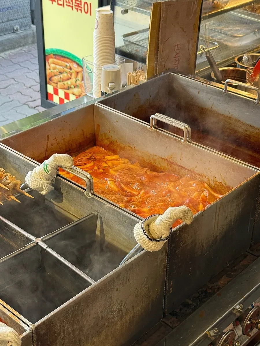 Duri tteokbokki being freshly made
