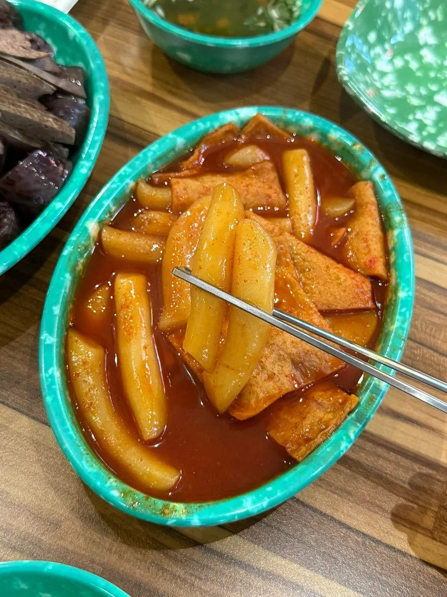 Picking up a piece of wheat tteokbokki