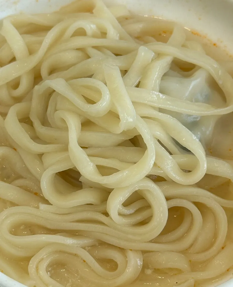 칼국수 사리를 넣은 평양만두전골과 5분 모래시계