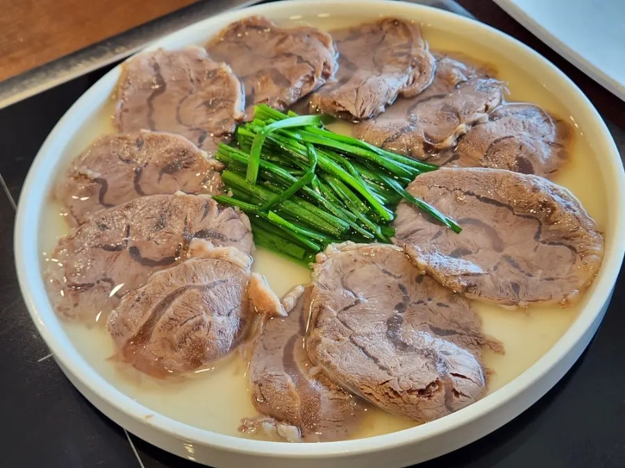 Mandu-guk with Pyongyang-style dumplings in clear broth
