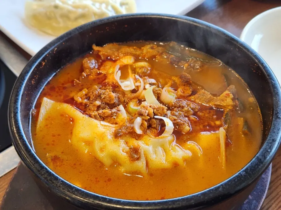 A generous plate of areong-sotae suyuk (boiled beef shank)