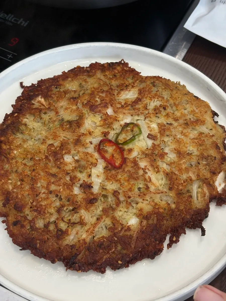 매운맛 만두전골과 곁들임 메뉴가 차려진 테이블