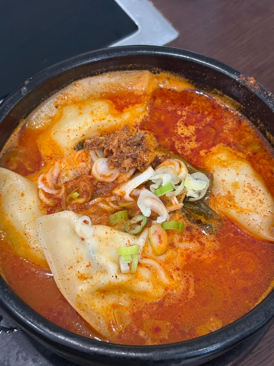 따로 내어준 겨자와 막국수