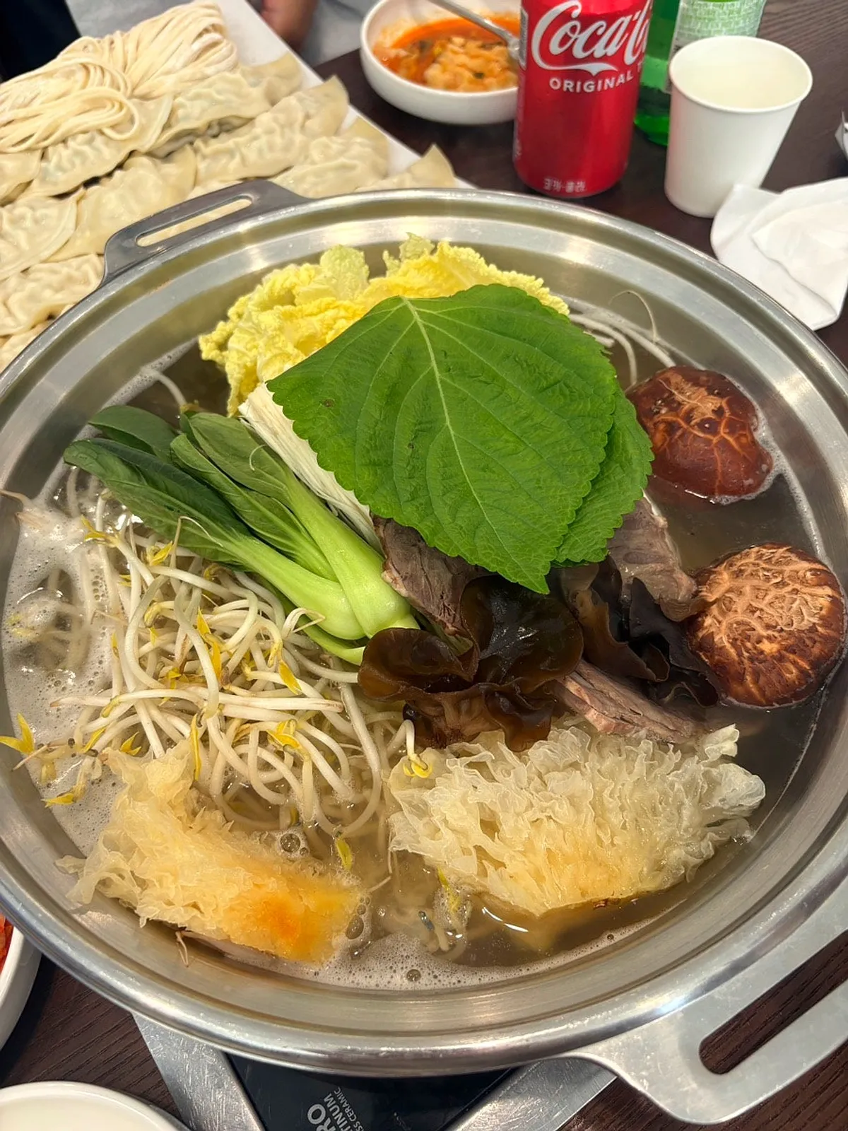 접시에 담겨 나온 평양만두와 칼국수 면