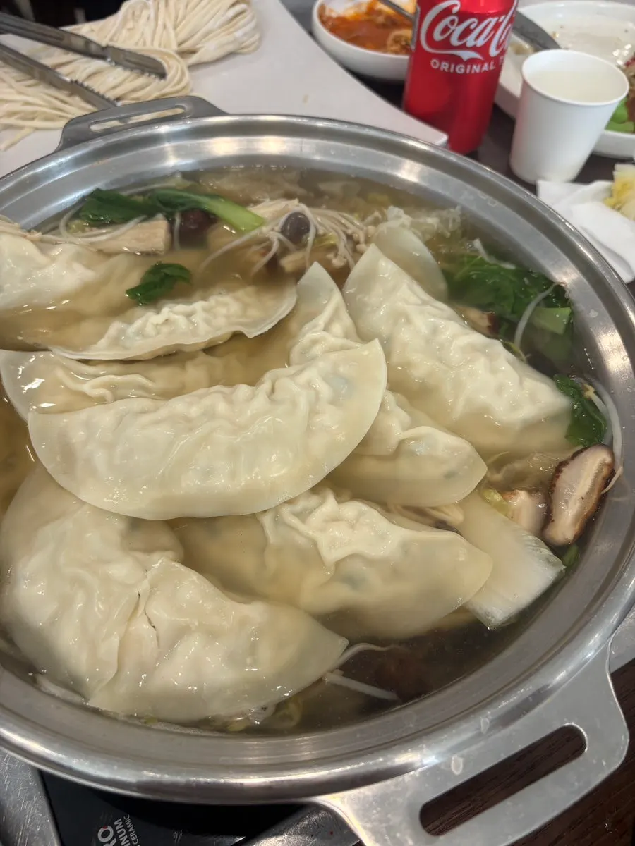채소와 버섯을 가득 넣은 순한맛 만두전골