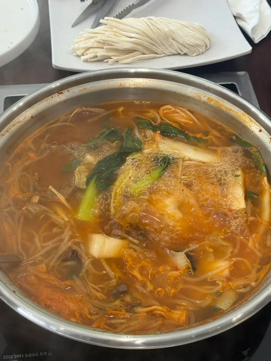 전골 냄비에 넣은 큼직한 평양만두