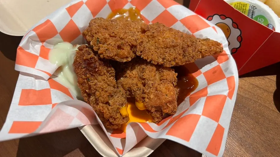 Hot crunch chicken, chewy potato skewer, and mac and cheese set