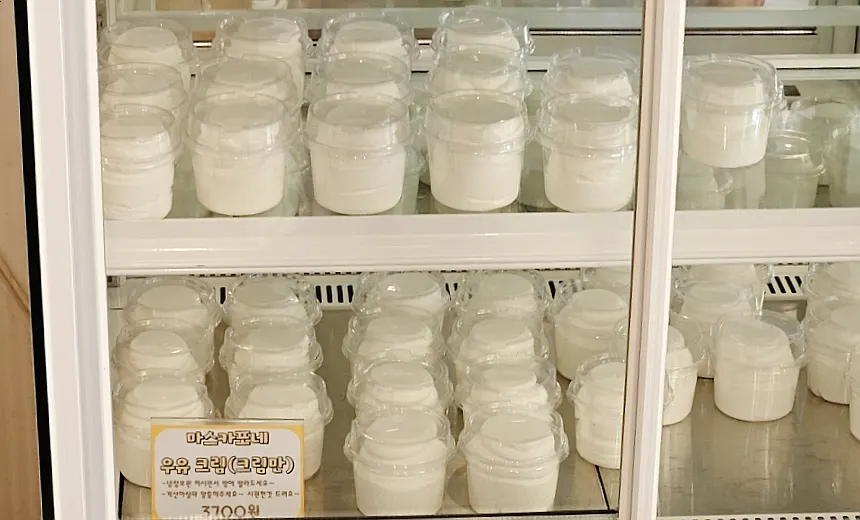 Bread with mascarpone milk cream