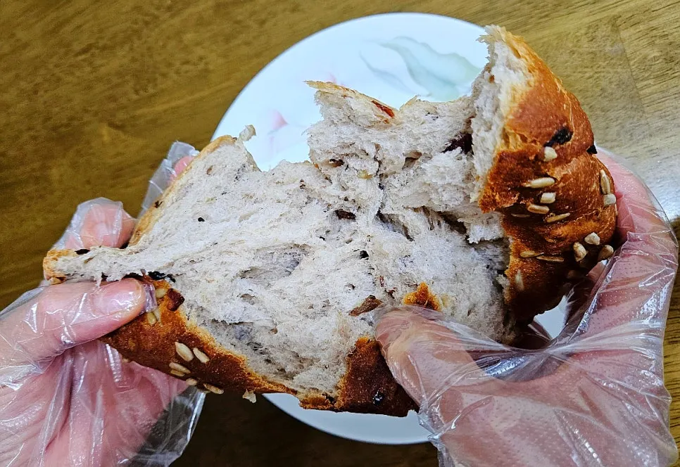 Glutinous barley bread served as a meal