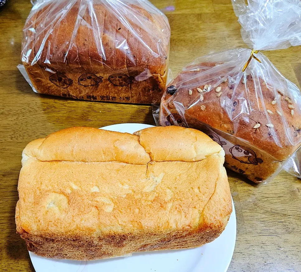 Pulling apart a whole loaf along its layers
