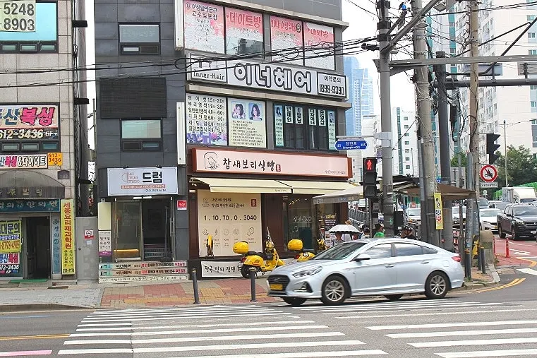 경인로 대로변에 자리한 참새보리식빵 부천본점 외관