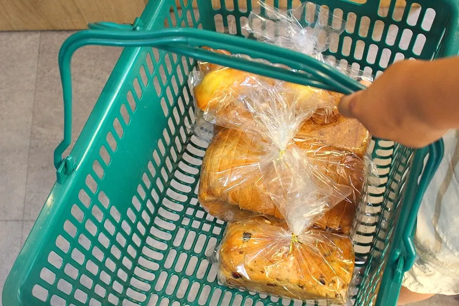 배가 빵빵하게 부푼 휘낭시에 진열 모습