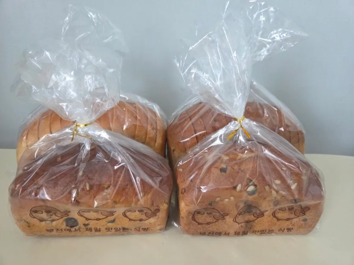 Freshly baked chapbori loaves taken out at home