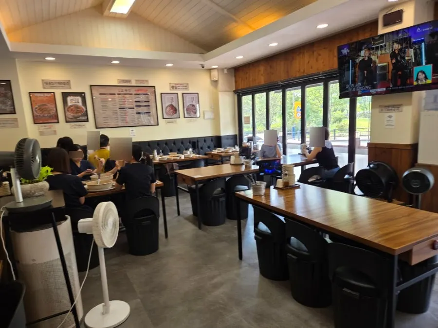 Interior of Obongjip Beombak-jeom with plenty of tables