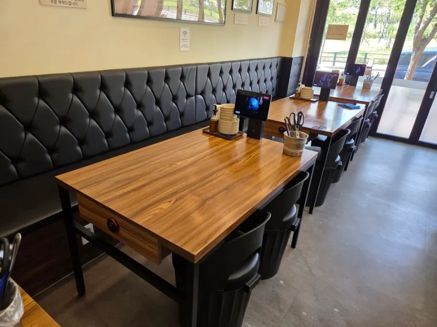 Seating area suitable for group dining