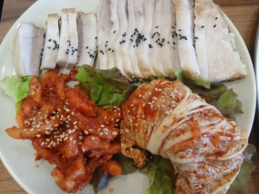 곁들임 반찬과 함께 차려진 보쌈