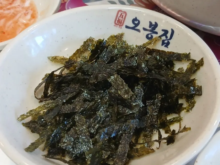 오징어볶음과 보쌈이 함께 놓인 식탁
