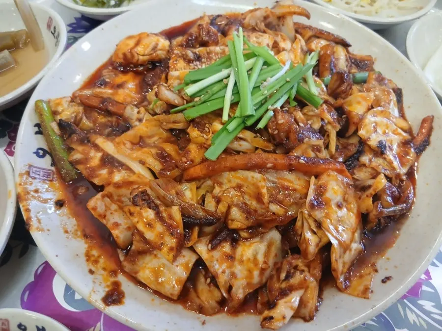 오징어볶음과 보쌈, 막국수 한 끼 식사