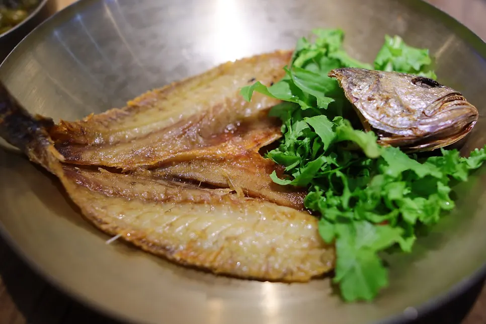 Chewy barley corvina Korean set-meal spread