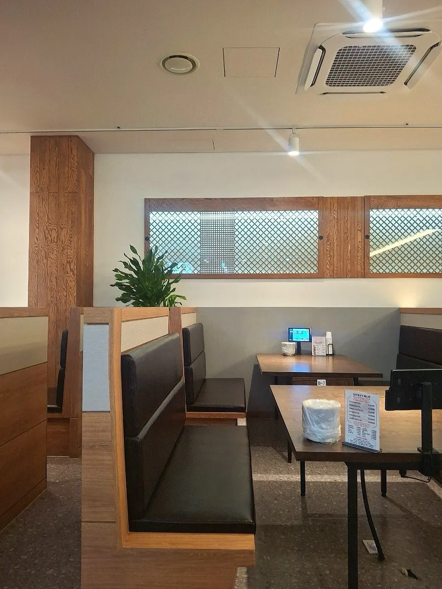 Spacious table seating