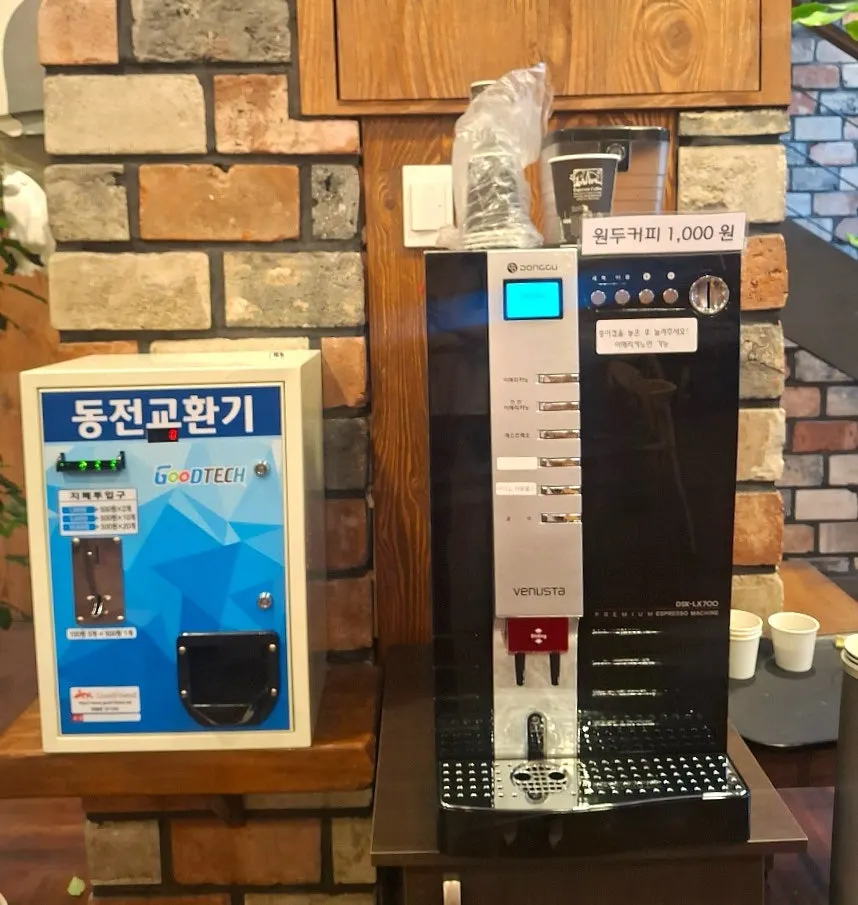 First-floor café space for taking a break