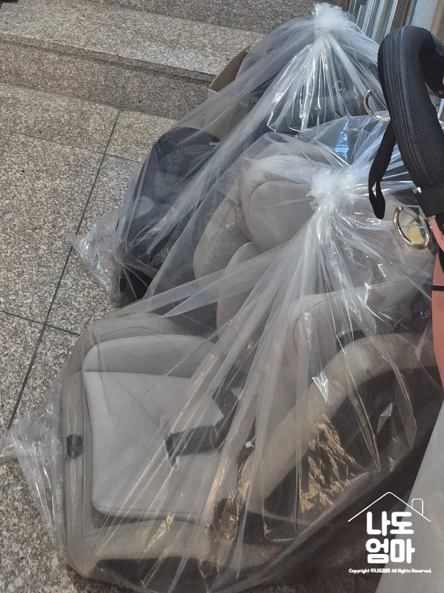 현관 앞 비대면 수거를 기다리는 카시트