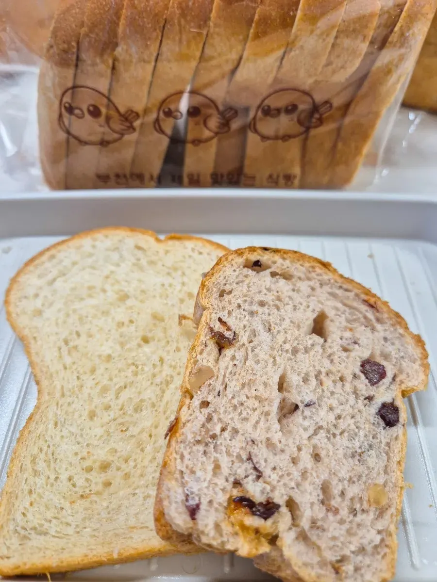 Both barley bread varieties set out on the table