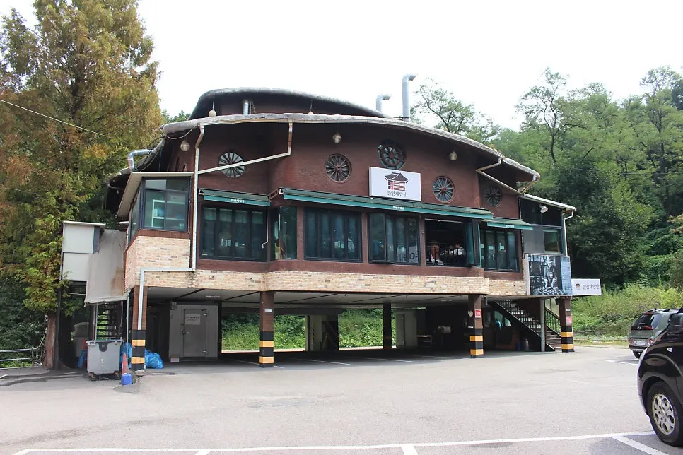 Exterior of the standalone building housing Gim Myeongju Tteuranchae Bapsang in Chunui-dong, Bucheon