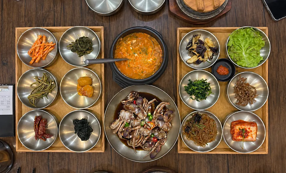Basic table setting for the tteuranchae bapsang for two