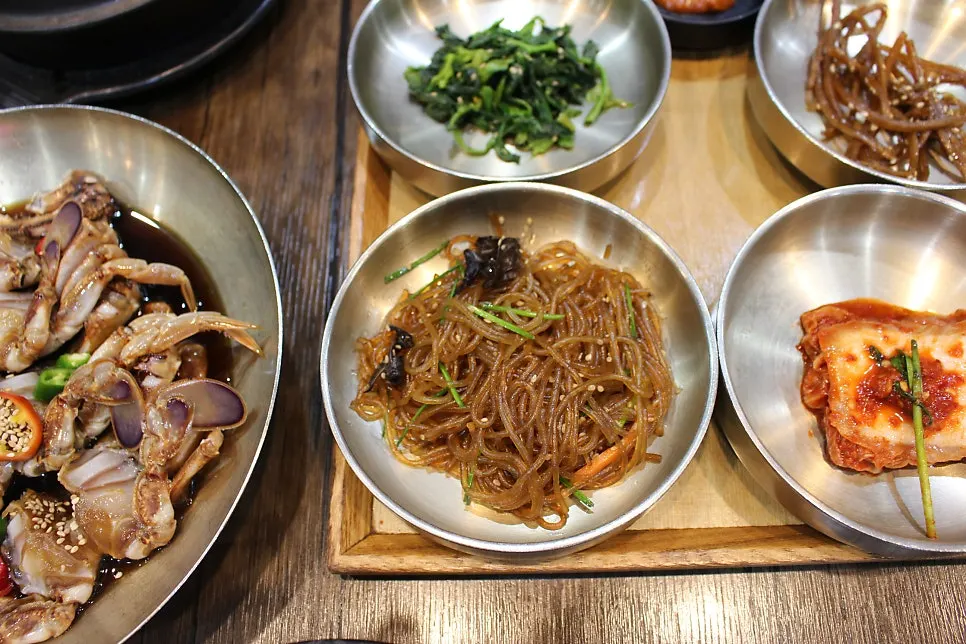 Close-up of the tteuranchae bapsang side dishes
