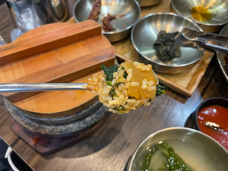 Bibimbap made by mixing in seasoned vegetables