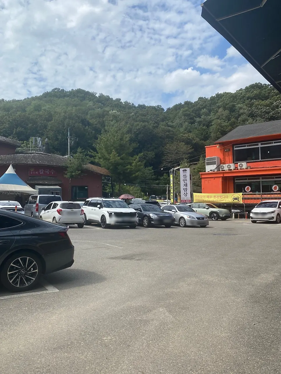 Parking lot in front of the restaurant