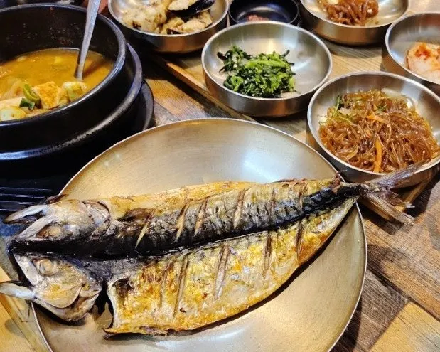 Full spread of the tteuranchae bapsang and grilled mackerel