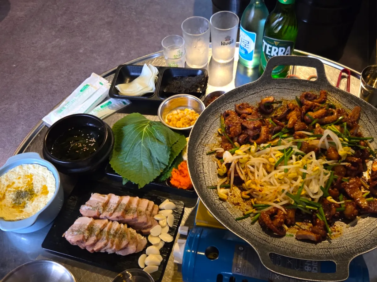 Table spread of jjuksam at Yajju Yajju Maekom Jjukkumi Main Branch
