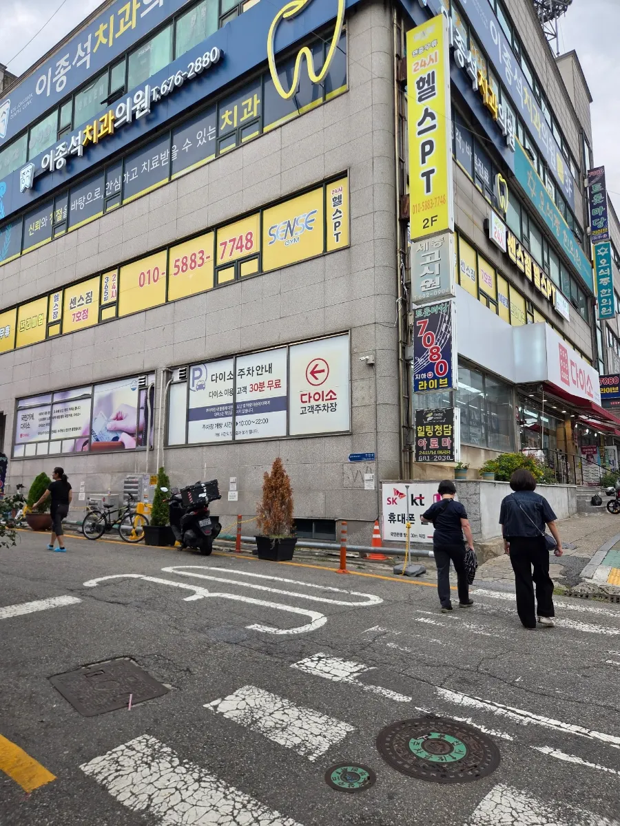Directions view of the alley beside Daiso near Chunui Station Exit 6