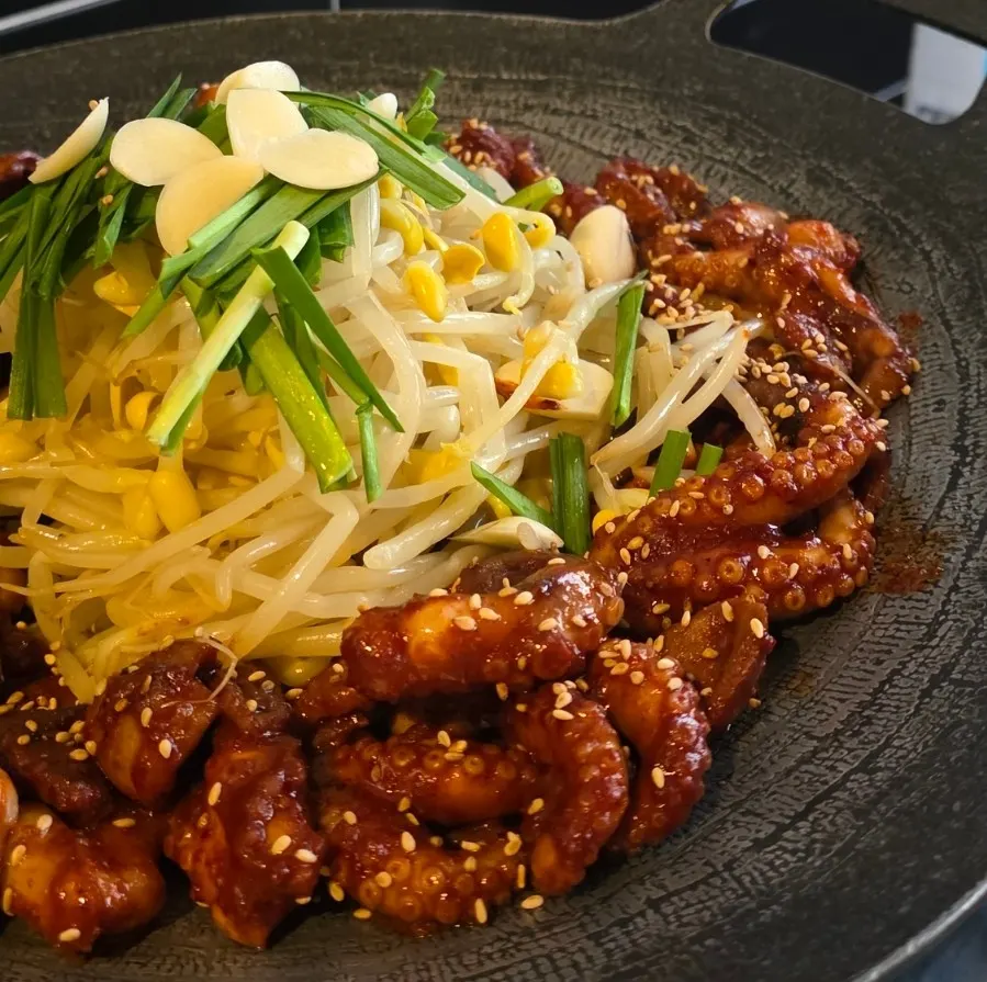 Two-person portion of jju-sam on the hot plate