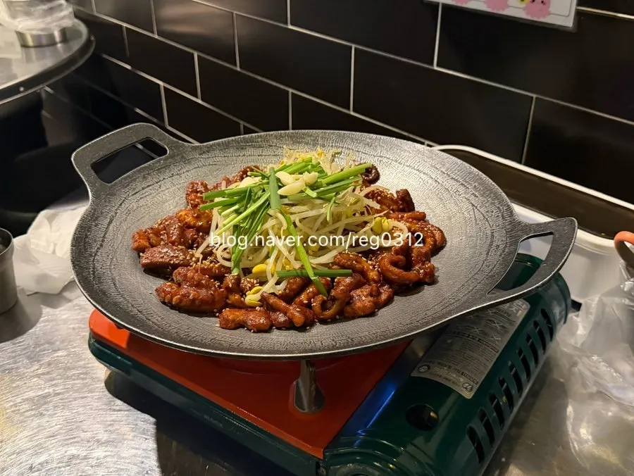 Yajju jjukkumi-samgyeopsal plate topped with bean sprouts