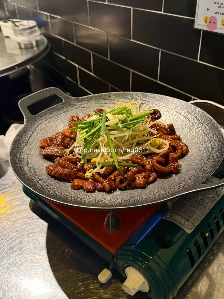 Sauce-soaked udon noodles and jjukkumi
