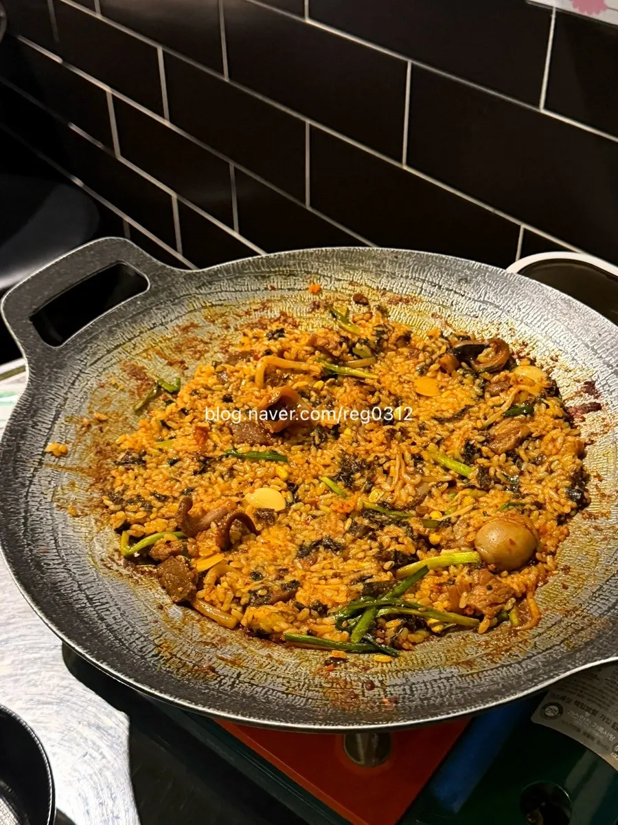 Finishing fried rice stir-fried with leftover jjukkumi