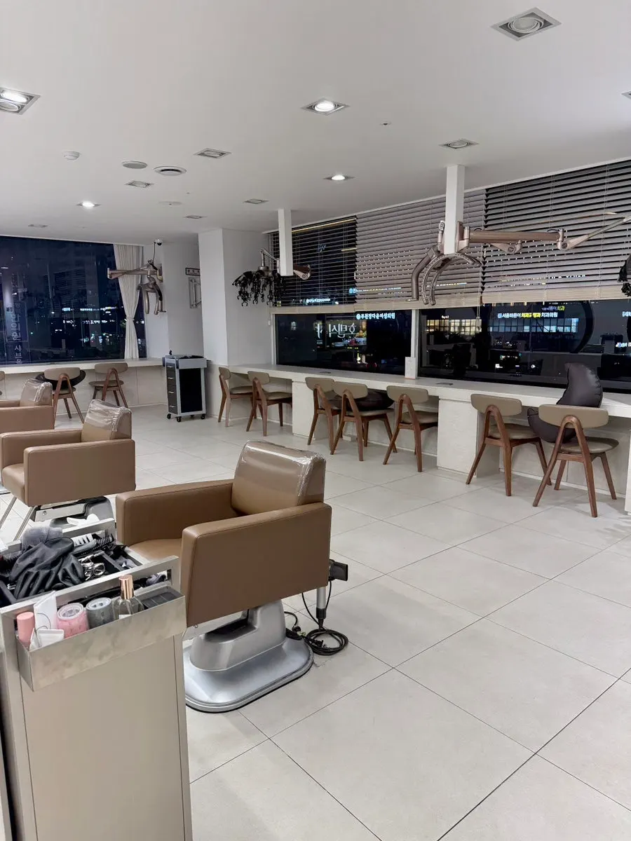 Decor in the waiting area of Levia Hair Bucheon Branch
