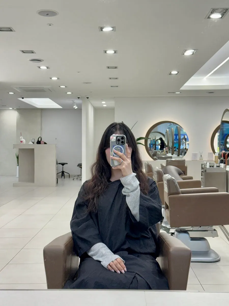 Shampoo room with comfortable chairs