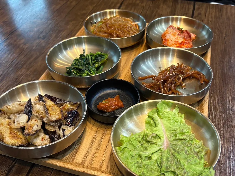 푸짐하게 깔린 밑반찬 클로즈업