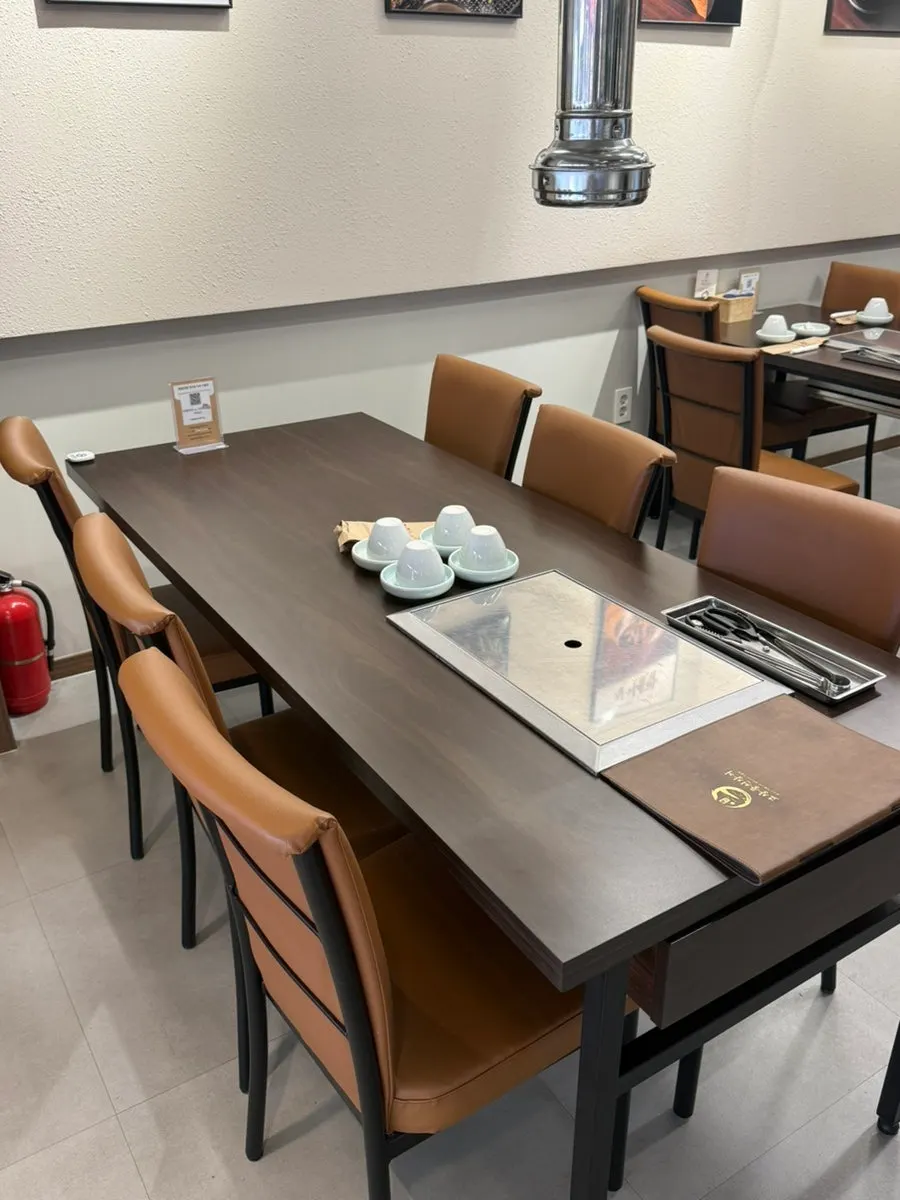 Quiet interior of the grilled eel restaurant