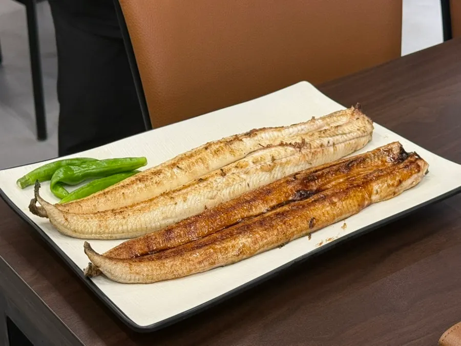 Well-heated charcoal for grilling eel