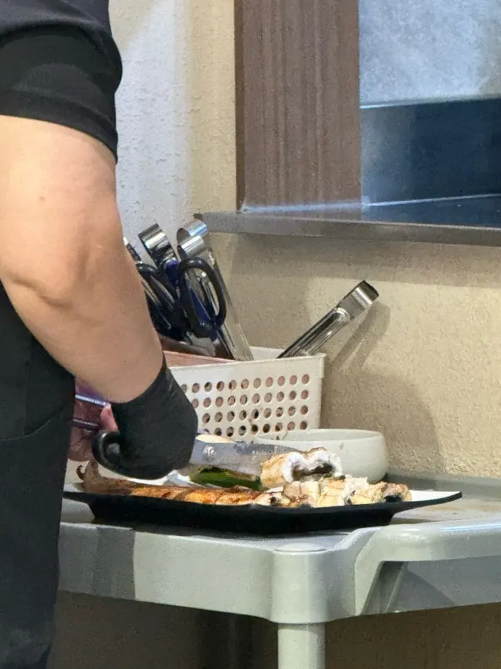 Salt-grilled and soy sauce-grilled eel