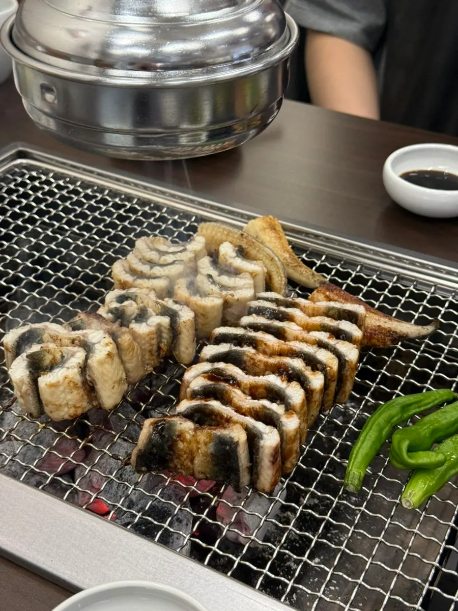 Whole eel being cut into easy-to-eat pieces