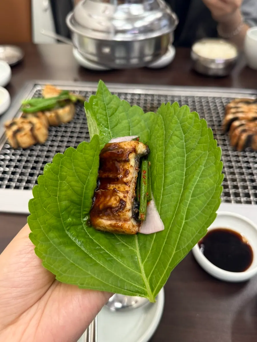 Grilled eel served with rinsed kimchi