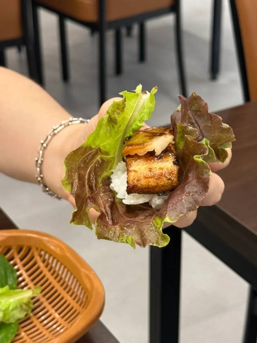 Eel wrap with perilla leaf and seasoned chives