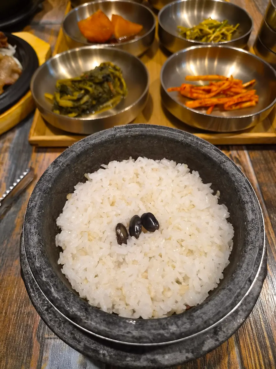 Freshly cooked pot rice Korean set meal