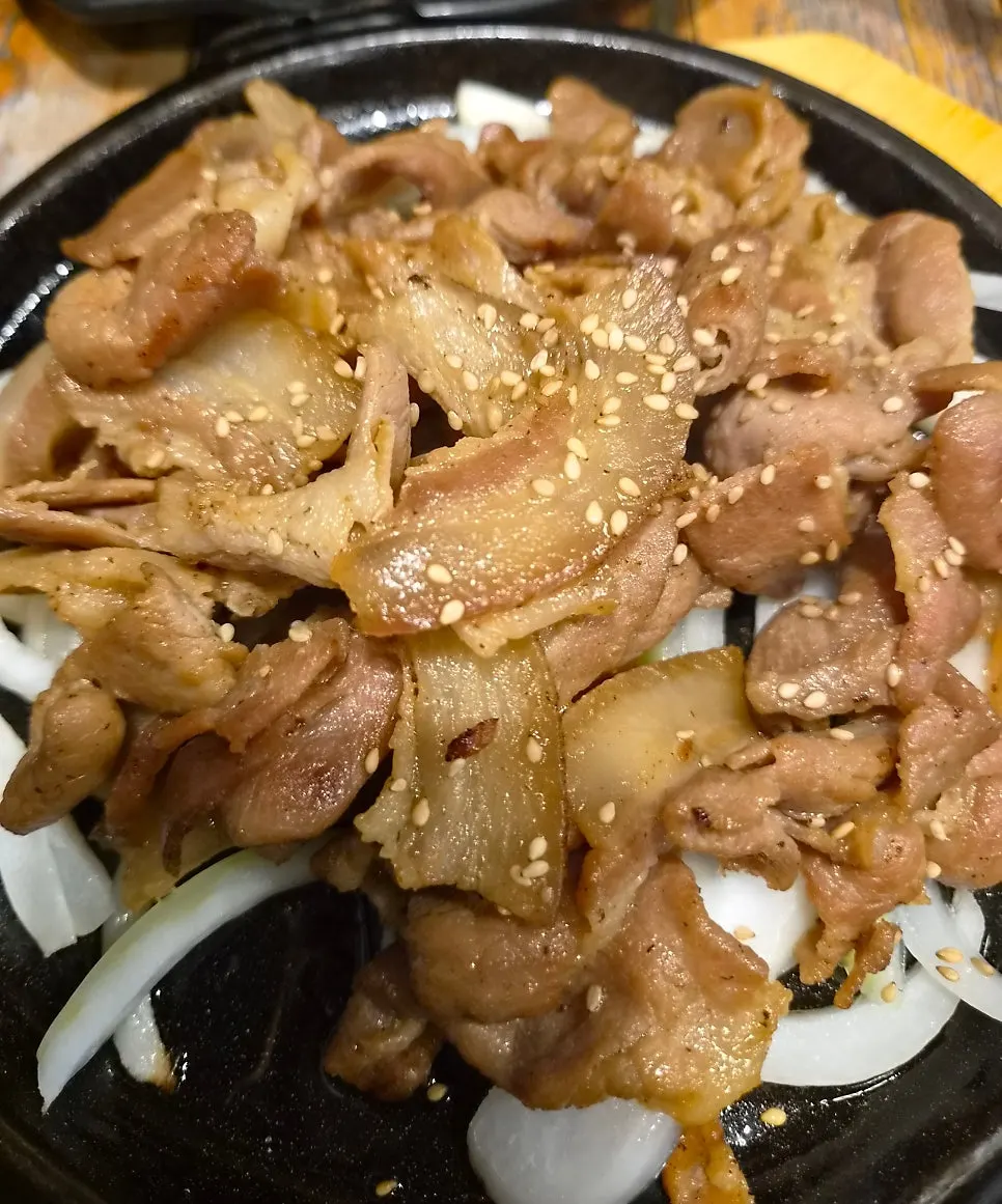 Charcoal-grilled pork served with onions